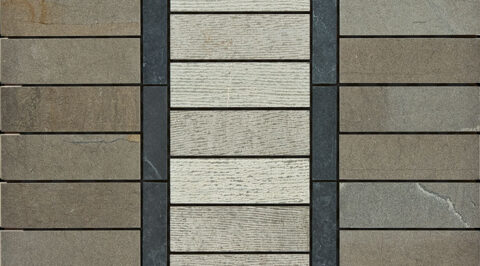 Mosaico linea Strip in Pietra di Fossena e Ardesia Nera con tasselli satinati e microrigati su 3 colonne