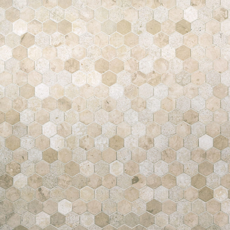 Mosaico con tasselli esagonali in marmo Thala Beige in varie lavorazioni. Vista dall'alto
